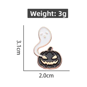 Vue détaillée d'un pin's d'Halloween avec fantôme et citrouille, dimensions 3,1cm par 2,0cm
