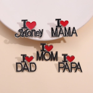 Cinq broches assorties en émail avec lettres et cœur incluant I Love Money et Mama