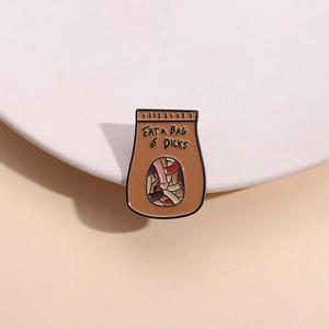 Spilla Smaltata Creativa a Forma di Sacchetto di Carta Marrone Distintivo Metallico Simpatica Spilla per Zaino Abbigliamento Giacca