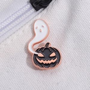 Broche Halloween en émail avec citrouille noire et fantôme blanc sur sac blanc