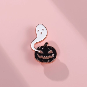 Vue détaillée d'une broche en émail d'Halloween avec fantôme et citrouille sur métal poli