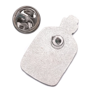 Nahaufnahme der matten Rückseite des Metallabzeichens mit Schmetterlingsverschluss-Pin