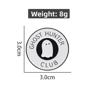 Dettaglio della spilla Ghost Hunter Club bianca con dimensioni di 3,0 cm