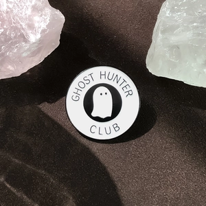 Spilla smaltata Ghost Hunter Club con fantasma bianco e bordo nero in lega metallica