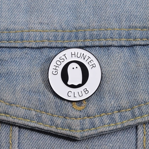 Spilla smaltata Ghost Hunter Club con fantasma bianco su sfondo denim blu