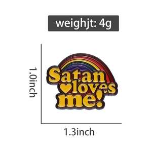 Detailansicht der Satan loves me Regenbogen-Emaille-Anstecknadel Maße 1,0 x 1,3 Zoll