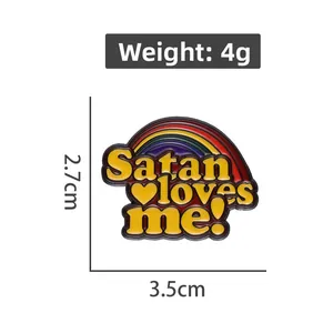 Detail der Satan Loves Me Emaille-Anstecknadel mit Regenbogen-Design und 3,5 cm Größe