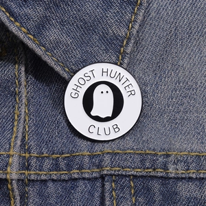 Spilla smaltata Ghost Hunter Club con motivo fantasma bianco su colletto di jeans