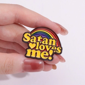 Regenbogen-Emaille-Pin mit Satan Loves Me Text und gelbem Herz auf Metallabzeichen