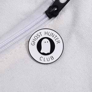 Spilla circolare minimalista Ghost Hunter Club in smalto bianco su borsa di tela