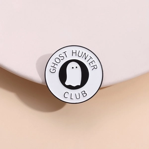 Spilla smaltata Ghost Hunter Club minimalista in bianco e nero con bordo in metallo