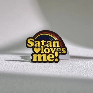 Regenbogen Emaille Brosche mit Satan loves me Schriftzug auf weißem Grund
