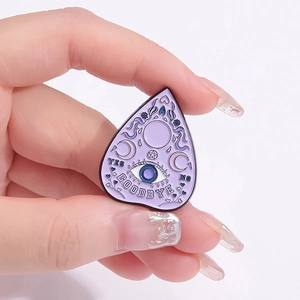 Broche tarot créative en émail violet avec croissant de lune et étoiles en alliage