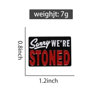 Detailansicht der Emaille-Anstecknadel mit Text Sorry WE'RE STONED und Größenangaben