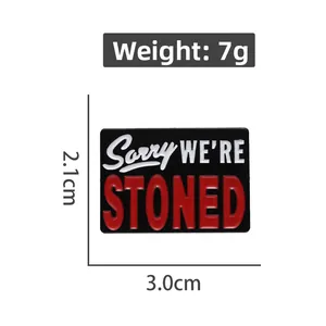 Detailansicht der rechteckigen Emaille-Anstecknadel mit Sorry We're Stoned Schriftzug
