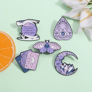 Lot de 5 broches en émail violet avec cartes de tarot, boule de cristal et papillon