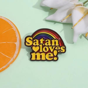 Satan Loves Me Regenbogen Emaille Pin Legierung Buchstabe Herz Brosche Cartoon Badge Kreatives Geschenk Für Rucksack Kleidung