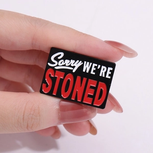 Kreative Emaille-Anstecknadel mit 'Sorry WE'RE STONED' Text in einer rechteckigen Sprechblase