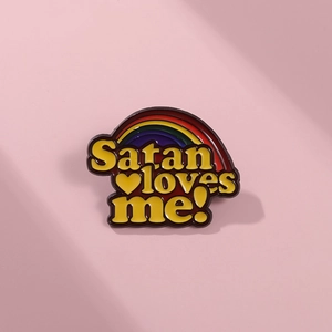 Detailansicht der Emaille-Anstecknadel mit Satan Loves Me Text und bunten Regenbogen