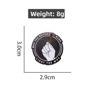 Emaille speld detail met afmetingen 3,0 cm x 2,9 cm en gewicht van 8 g met tekst