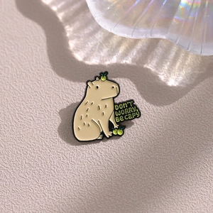 Spilla in smalto carino capibara con slogan Don't Worry Be Capy e dettaglio agrumi