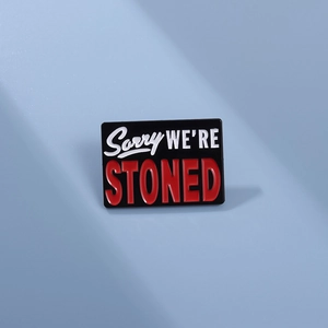 Lustige Sorry WE'RE STONED Emaille Pin Rechteckige Legierung Brosche Abzeichen Für Jeansjacke Rucksack Tasche Zubehör Für Herren Damen