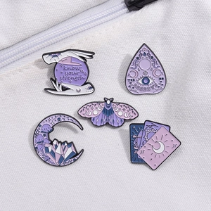 Lot de 5 broches d'Halloween violettes en émail aux motifs mystiques et occultes