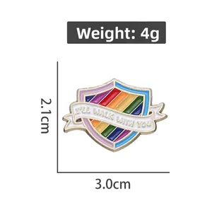 Detail der Emaille-Anstecknadel Regenbogen-Schild mit Text, Maße 3,0x2,1 cm, Gewicht 4g
