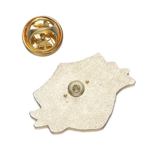 Detailansicht der goldfarbenen Anstecknadel mit Schmetterlingsverschluss und matter Textur