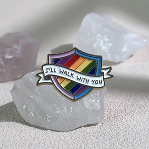 Regenbogen-Emaille-Pin in Schildform mit I'LL WALK WITH YOU Text auf Kristallen