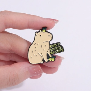 Spilla smaltata Capibara con scritta Don't Worry Be Capy e decorazioni di frutta