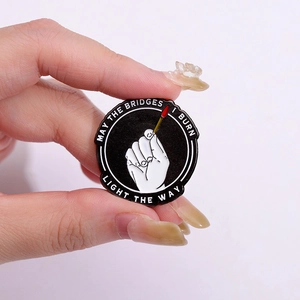 Ronde emaille inspirerende badge met brandende lucifer en motivatie tekst