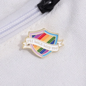 Regenbogen-Emaille-Pin in Schildform mit I'LL WALK WITH YOU Schriftzug auf Stofftasche