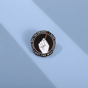 Inspirerende Emaille Broche May The Bridges I Burn Light The Way Ronde Legering Badge Hand Lucifer Patroon Voor Rugzak Denim Jas