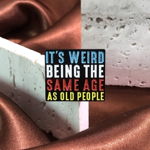Emaille-Anstecknadel mit dem Spruch 'It's weird being the same age as old people'