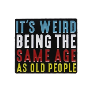 Lustige schwarze Emaille-Brosche mit dem Spruch 'It's Weird Being The Same Age As Old People'