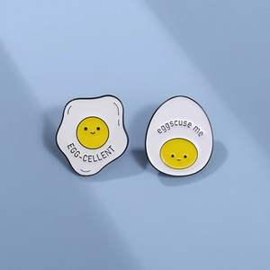 Détail de broches en émail amusantes en forme d'œufs avec des designs créatifs