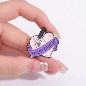 Spilla True Crime in smalto con cuore rosa, pugnale e nastro viola per Halloween