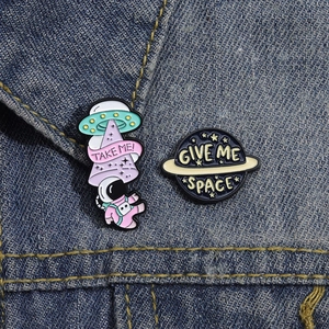 Pins spatiaux en émail avec textes Take Me et Give Me Space sur tissu denim bleu