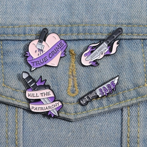 Set di spille smaltate a pugnale con fiamme viola e cuori su giacca di jeans