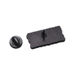 Detailsicht der schwarz beschichteten Anstecknadel mit Schmetterlingsverschluss und Wellenrand