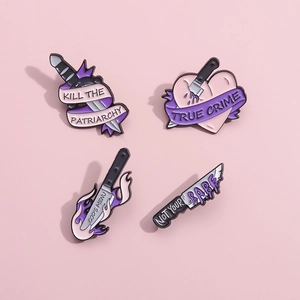 Spilla Creativa in Lega Smalto Pugnale Cuore Coltello a Forma di Cuore Cartoon Slogan Distintivo in Metallo Spille per Abbigliamento Zaino Gioielli