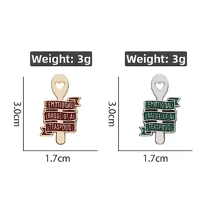 Broche en émail en forme de cuillère avec découpe de cœur et texte anglais