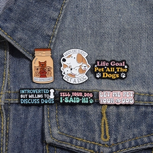 Set aus 6 bunten Emaille-Hundepins an einer blauen Jeansjacke mit Haustier-Zitaten