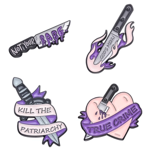 Set di quattro spille in smalto con cuori viola e pugnali con slogan femministi