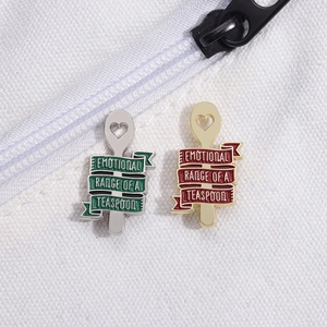 Broches cuillères en émail avec ruban texte sur fond en toile blanche