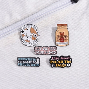 Set mit 5 Comic-Hund-Emaille-Pins und kreativen Sprüchen auf einer Segeltuchtasche