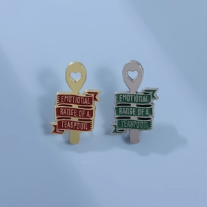 Broches créatives en émail en forme de cuillère avec citations en rouge et vert