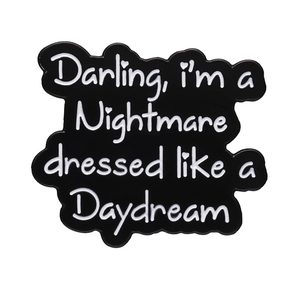 Broche en émail noir créative avec l'inscription Nightmare Dressed Like a Daydream