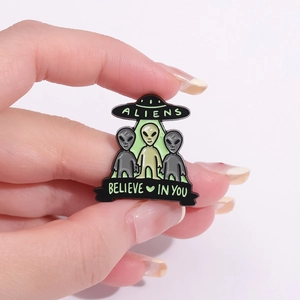 Alien UFO Emaille-Anstecknadel mit Believe in You Schriftzug auf weißem Grund
